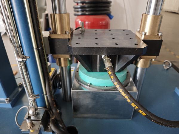 落錘式沖擊試驗系統的技術方案(圖2) 落錘式沖擊試驗系統的技術方案(圖2)