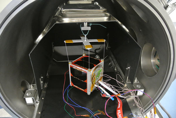 熱真空試驗(yàn)箱(圖3)