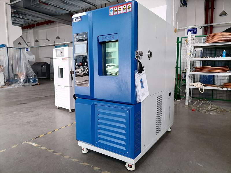 在選擇和使用非公路旅游觀光車前照燈耐高低溫試驗箱時，用戶需要考慮以下幾個因素：  設備精度和可靠性：選擇高精度、高可靠性的試驗箱，確保測試結果的準確性。 供應商服務：選擇提供優質售后服務的供應商，以確保設備的長期穩定運行。 符合標準：確保所選設備能夠滿足相關的國家和國際標準要求。(圖1)