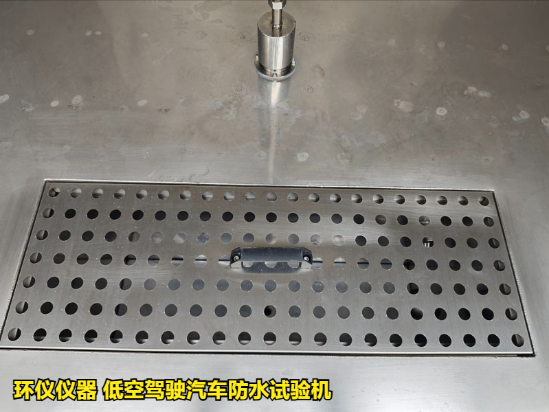 低空駕駛汽車防水試驗(yàn)機(jī)的降雨試驗(yàn)過程(圖2)